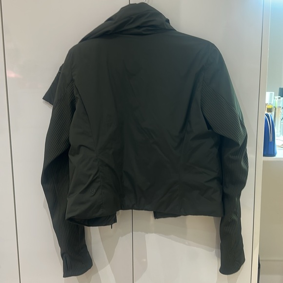 Lululemon Sleek City Jacket. Looks like new. Size 8 hunter green - Picture 8 of 9